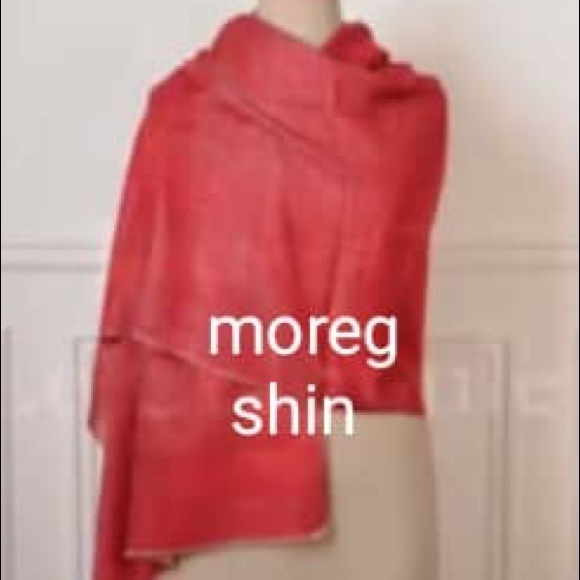 Light orange scarf with white flower - Picture 4 of 8